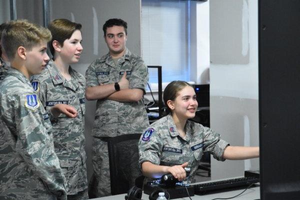 Civil Air Patrol Winchester Composite Squadron members use a flight simulator at the 谢南多厄沉浸式学习中心 at 澳门线上赌博平台大学.